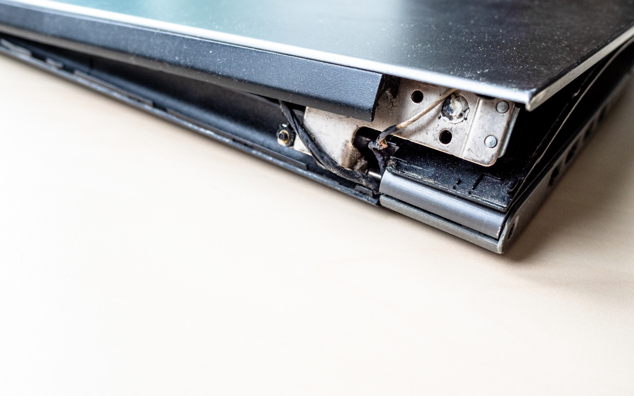 broken_Hinge_of_a_laptop